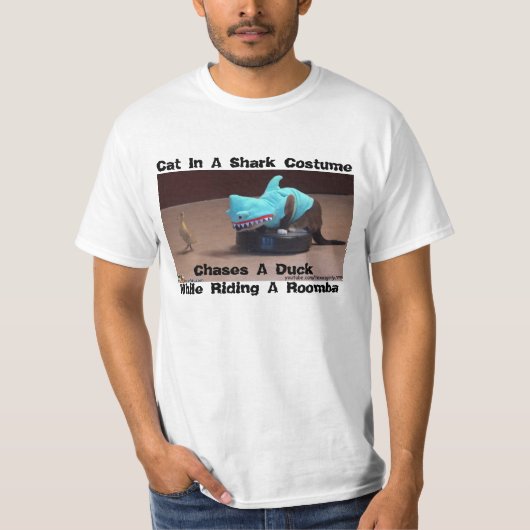 FUNNY T-SHIRT SHARK-CAT CHASING DUCK ON ROOMBA (Voorkant)