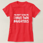 Funny t shirt voor moeders met twee dochters<br><div class="desc">Grappig t shirt voor moeders met twee dochters. Je maakt me niet bang dat ik twee dochters naar shirt heb. Cute gift idee voor nieuwe ouders (moeder of vader) van tweelingmeisjes baby's. Moederdochter humor.</div>