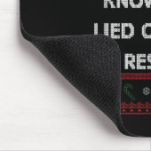 Funny Tacky Santa Knows You Lied On Your Resume Ug Muismat (Hoek)