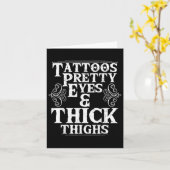 Funny Tattoos Oyes Thick Thighs Gift Tattoo Kaart (Gele Bloem)