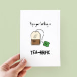 Funny Tea-rrific Pun Birthday Kaart<br><div class="desc">Ik hoop dat uw verjaardag thee-rijk is - grappige geun verjaardagskaart met een minimalistische illustratie van een theezak</div>
