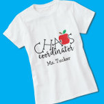 Funny Teacher Chaos-coördinator met naam T-shirt<br><div class="desc">Dit leuke lerarenontwerp kenmerkt de tekst "chaos coördinator" en een appel met ruimte voor je persoonlijke tekst of bericht! Klik de aanpassingsknoop voor meer flexibiliteit in het wijzigen van/het toevoegen van tekst! De variaties van dit ontwerp en de coördinerende producten zijn beschikbaar in onze winkel, zazzle.com/store/doodlelulu. Neem contact met ons...</div>