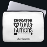 Funny Teacher gepersonaliseerd cadeau Laptop Sleeve<br><div class="desc">Dit grappige 'Onderwijs van mini-mensen' ontwerp is een grote appreciatie cadeau voor leraren! Kan gemakkelijk worden aangepast om de naam van uw favoriete leraar toe te voegen. De verjaardag van de leraar,  terug naar school of als Eind van het Jaar Dank je geschenk.</div>