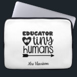 Funny Teacher gepersonaliseerd cadeau Laptop Sleeve<br><div class="desc">Dit grappige 'Onderwijs van mini-mensen' ontwerp is een grote appreciatie cadeau voor leraren! Kan gemakkelijk worden aangepast om de naam van uw favoriete leraar toe te voegen. De verjaardag van de leraar,  terug naar school of als Eind van het Jaar Dank je geschenk.</div>