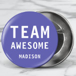 Funny Team Geweldige Paarse Gepersonaliseerde Naam Ronde Button 3,2 Cm<br><div class="desc">De grappige Geweldige Paarse Button van de Naam van het Team Gepersonaliseerde van het Team kenmerkt de tekst "Geweldige"met uw gepersonaliseerde naam hieronder op een paarse achtergrond. Personaliseer door de tekst in het verstrekte tekstvakje uit te geven. Ontworpen voor u door ©Evco Studio www.zazzle.com/store/evcostudio</div>