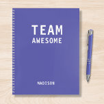 Funny Team Paarse Persoonlijke Kantoor Vergadering Notitieboek<br><div class="desc">Het grappige Team Persoonlijke Notitieboek van de Vergadering van Nota's kenmerkt de tekst "Geweldige Team"met uw gepersonaliseerde naam hieronder op een paarse achtergrond. Personaliseer door de tekst in het verstrekte tekstvakje uit te geven. Ontworpen voor u door ©Evco Studio www.zazzle.com/store/evcostudio</div>