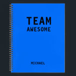 Funny Team Persoonlijke Nota's Vergadering van de  Notitieboek<br><div class="desc">Het grappige Team Persoonlijke Notitieboek van de Vergadering van Nota's kenmerkt de tekst "Geweldige Team"met uw gepersonaliseerde naam hieronder op een neonblauwe achtergrond. Personaliseer door de tekst in het verstrekte tekstvakje uit te geven. Ontworpen voor u door ©Evco Studio www.zazzle.com/store/evcostudio</div>