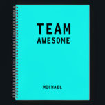 Funny Team Persoonlijke Nota's Vergadering van de  Notitieboek<br><div class="desc">Het grappige Team Persoonlijke Notitieboek van de Vergadering van Nota's kenmerkt de tekst "Geweldige Team"met uw gepersonaliseerde naam hieronder op een neonblauwe achtergrond. Personaliseer door de tekst in het verstrekte tekstvakje uit te geven. Ontworpen voor u door ©Evco Studio www.zazzle.com/store/evcostudio</div>