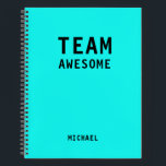 Funny Team Persoonlijke Nota's Vergadering van de  Notitieboek<br><div class="desc">Het grappige Team Persoonlijke Notitieboek van de Vergadering van Nota's kenmerkt de tekst "Geweldige Team"met uw gepersonaliseerde naam hieronder op een neonblauwe achtergrond. Personaliseer door de tekst in het verstrekte tekstvakje uit te geven. Ontworpen voor u door ©Evco Studio www.zazzle.com/store/evcostudio</div>
