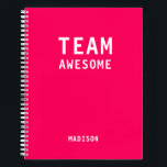 Funny Team Persoonlijke Nota's Vergadering van de  Notitieboek<br><div class="desc">Het grappige Team Persoonlijke Notitieboek van de Vergadering van Nota's kenmerkt de tekst "Geweldige Team"met uw gepersonaliseerde naam hieronder op een neonroze achtergrond. Personaliseer door de tekst in het verstrekte tekstvakje uit te geven. Ontworpen voor u door ©Evco Studio www.zazzle.com/store/evcostudio</div>