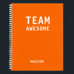 Funny Team Persoonlijke Nota's Vergadering van de  Notitieboek<br><div class="desc">Het grappige Team Persoonlijke Notitieboek van de Vergadering van Nota's kenmerkt de tekst "Geweldige Team"met uw gepersonaliseerde naam hieronder op een neon oranje achtergrond. Personaliseer door de tekst in het verstrekte tekstvakje uit te geven. Ontworpen voor u door ©Evco Studio www.zazzle.com/store/evcostudio</div>