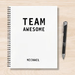 Funny Team Persoonlijke Nota's Vergadering van de  Notitieboek<br><div class="desc">Het grappige Team Persoonlijke Notitieboek van de Vergadering van Nota's kenmerkt de tekst "Geweldige Team"met uw gepersonaliseerde naam hieronder op een witte achtergrond. Personaliseer door de tekst in het verstrekte tekstvakje uit te geven. Ontworpen voor u door ©Evco Studio www.zazzle.com/store/evcostudio</div>