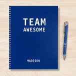 Funny Team Persoonlijke Nota's Vergadering van de  Notitieboek<br><div class="desc">Het grappige Team Persoonlijke Notitieboek van de Vergadering van Nota's kenmerkt de tekst "Geweldige Team"met uw gepersonaliseerde naam hieronder op een blauwe achtergrond. Personaliseer door de tekst in het verstrekte tekstvakje uit te geven. Ontworpen voor u door ©Evco Studio www.zazzle.com/store/evcostudio</div>
