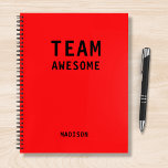 Funny Team Persoonlijke Nota's Vergadering van de  Notitieboek<br><div class="desc">Het grappige Team Persoonlijke Notitieboek van de Vergadering van Nota's kenmerkt de tekst "Geweldige Team"met uw gepersonaliseerde naam hieronder op een rode achtergrond. Personaliseer door de tekst in het verstrekte tekstvakje uit te geven. Ontworpen voor u door ©Evco Studio www.zazzle.com/store/evcostudio</div>