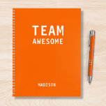 Funny Team Persoonlijke Nota's Vergadering van de  Notitieboek<br><div class="desc">Het grappige Team Persoonlijke Notitieboek van de Vergadering van Nota's kenmerkt de tekst "Geweldige Team"met uw gepersonaliseerde naam hieronder op een neon oranje achtergrond. Personaliseer door de tekst in het verstrekte tekstvakje uit te geven. Ontworpen voor u door ©Evco Studio www.zazzle.com/store/evcostudio</div>