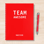 Funny Team Persoonlijke Nota's Vergadering van de  Notitieboek<br><div class="desc">Het grappige Team Persoonlijke Notitieboek van de Vergadering van Nota's kenmerkt de tekst "Geweldige Team"met uw gepersonaliseerde naam hieronder op een rode achtergrond. Personaliseer door de tekst in het verstrekte tekstvakje uit te geven. Ontworpen voor u door ©Evco Studio www.zazzle.com/store/evcostudio</div>