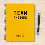 Funny Team Persoonlijke Nota's Vergadering van de  Notitieboek<br><div class="desc">Het grappige Team Persoonlijke Notitieboek van de Vergadering van Nota's kenmerkt de tekst "Geweldige Team"met uw gepersonaliseerde naam hieronder op een gele achtergrond. Personaliseer door de tekst in het verstrekte tekstvakje uit te geven. Ontworpen voor u door ©Evco Studio www.zazzle.com/store/evcostudio</div>