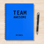 Funny Team Persoonlijke Nota's Vergadering van de  Notitieboek<br><div class="desc">Het grappige Team Persoonlijke Notitieboek van de Vergadering van Nota's kenmerkt de tekst "Geweldige Team"met uw gepersonaliseerde naam hieronder op een neonblauwe achtergrond. Personaliseer door de tekst in het verstrekte tekstvakje uit te geven. Ontworpen voor u door ©Evco Studio www.zazzle.com/store/evcostudio</div>
