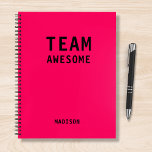 Funny Team Persoonlijke Nota's Vergadering van de  Notitieboek<br><div class="desc">Het grappige Team Persoonlijke Notitieboek van de Vergadering van Nota's kenmerkt de tekst "Geweldige Team"met uw gepersonaliseerde naam hieronder op een roze achtergrond. Personaliseer door de tekst in het verstrekte tekstvakje uit te geven. Ontworpen voor u door ©Evco Studio www.zazzle.com/store/evcostudio</div>