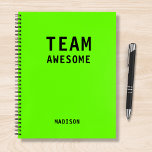 Funny Team Persoonlijke Nota's Vergadering van de  Notitieboek<br><div class="desc">Het grappige Team Persoonlijke Notitieboek van de Vergadering van Nota's kenmerkt de tekst "Geweldige Team"met uw gepersonaliseerde naam hieronder op een neongroene achtergrond. Personaliseer door de tekst in het verstrekte tekstvakje uit te geven. Ontworpen voor u door ©Evco Studio www.zazzle.com/store/evcostudio</div>