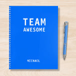 Funny Team Persoonlijke Nota's Vergadering van de  Notitieboek<br><div class="desc">Het grappige Team Persoonlijke de Notitieboek van de Vergadering van Nota's kenmerkt de tekst "Geweldige Team"met uw gepersonaliseerde naam hieronder op een gender neutrale neonblauwe achtergrond. Personaliseer door de tekst in het verstrekte tekstvakje uit te geven. Ontworpen voor u door ©Evco Studio www.zazzle.com/store/evcostudio</div>