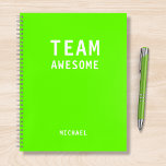 Funny Team Persoonlijke Nota's Vergadering van de  Notitieboek<br><div class="desc">Het grappige Team Persoonlijke de Notitieboek van de Vergadering van Nota's kenmerkt de tekst "Geweldige Team"met uw gepersonaliseerde naam hieronder op een gender neutrale neongroene achtergrond. Personaliseer door de tekst in het verstrekte tekstvakje uit te geven. Ontworpen voor u door ©Evco Studio www.zazzle.com/store/evcostudio</div>