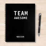 Funny Team Persoonlijke Nota's Vergadering van de  Notitieboek<br><div class="desc">Het grappige Team Persoonlijke Notitieboek van de Vergadering van Nota's kenmerkt de tekst "Geweldige Team"met uw gepersonaliseerde naam hieronder op een geslachtsneutrale zwarte achtergrond. Personaliseer door de tekst in het verstrekte tekstvakje uit te geven. Ontworpen voor u door ©Evco Studio www.zazzle.com/store/evcostudio</div>