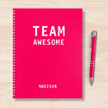 Funny Team Persoonlijke Nota's Vergadering van de  Notitieboek<br><div class="desc">Het grappige Team Persoonlijke Notitieboek van de Vergadering van Nota's kenmerkt de tekst "Geweldige Team"met uw gepersonaliseerde naam hieronder op een neonroze achtergrond. Personaliseer door de tekst in het verstrekte tekstvakje uit te geven. Ontworpen voor u door ©Evco Studio www.zazzle.com/store/evcostudio</div>