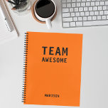Funny Team Persoonlijke Nota's Vergadering van de  Notitieboek<br><div class="desc">Het grappige Team Persoonlijke Notitieboek van de Vergadering van Nota's kenmerkt de tekst "Geweldige Team"met uw gepersonaliseerde naam hieronder op een oranje achtergrond. Personaliseer door de tekst in het verstrekte tekstvakje uit te geven. Ontworpen voor u door ©Evco Studio www.zazzle.com/store/evcostudio</div>