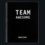 Funny Team Persoonlijke Nota's Vergadering van de  Notitieboek<br><div class="desc">Het grappige Team Persoonlijke Notitieboek van de Vergadering van Nota's kenmerkt de tekst "Geweldige Team"met uw gepersonaliseerde naam hieronder op een geslachtsneutrale zwarte achtergrond. Personaliseer door de tekst in het verstrekte tekstvakje uit te geven. Ontworpen voor u door ©Evco Studio www.zazzle.com/store/evcostudio</div>