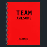 Funny Team Persoonlijke Nota's Vergadering van de  Notitieboek<br><div class="desc">Het grappige Team Persoonlijke Notitieboek van de Vergadering van Nota's kenmerkt de tekst "Geweldige Team"met uw gepersonaliseerde naam hieronder op een rode achtergrond. Personaliseer door de tekst in het verstrekte tekstvakje uit te geven. Ontworpen voor u door ©Evco Studio www.zazzle.com/store/evcostudio</div>