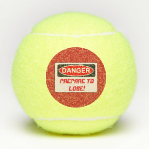 Funny Tennis bereidt zich voor op het verliezen va Tennisballen
