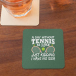 Funny Tennis Quote Typografie Kartonnen Onderzetters<br><div class="desc">Fun tennis citeert: "Een dag zonder tennis is als een grapje dat ik geen idee heb". Het ontwerp omvat twee tennisrackets en een tennisbal in het midden en twee kleine gele sterren.</div>