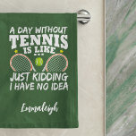 Funny Tennis Quote Typography Sport Handdoek<br><div class="desc">Fun tennis citeert: "Een dag zonder tennis is als een grapje dat ik geen idee heb". Het ontwerp omvat twee tennisrackets en een tennisbal in het midden en twee kleine gele sterren op een groene achtergrond. Voeg een verstrekte naam sjabloon toe.</div>