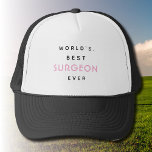 Funny Text | Beste chirurg ter wereld | Cadeau Trucker Pet<br><div class="desc">Funny Ellegant Text | wit en roze | Beste chirurg ter wereld | Gift voor een chirurg. Het dragen van dit shirt zou een leuke manier kunnen zijn om trots te shows op je beroep of om een persoonlijke prestatie te vieren. Het zou ook kunnen dienen als een gespreksstarter en...</div>