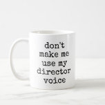 Funny Theater Lover Director Humor Quote Koffiemok<br><div class="desc">Deze leuke mok is gebaseerd op een citaat van een grappige theaterliefhebber van humor voor regisseurs - Maak me geen gebruik van Mijn Director Voice - in eenvoudige retro zwart-wittypografie van de schrijfmachine. Het woord regisseur kan worden aangepast. Geweldig cadeauidee!</div>