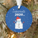 Funny Toilet Roll Snowman 2020 kerstboom Ornament<br><div class="desc">2020 is een heel jaar geleden! Dit wordt een kerstfeest als geen ander, en het zal een beetje lachen met een leuk ornament van de kerstaboom van het coronavirus. Met de tekst "Kerstmis, 2020". Een schattige sneeuwman gemaakt uit een toren van toiletrollen, met een gezichtsmasker, een kersthoed, thermometers voor armen...</div>
