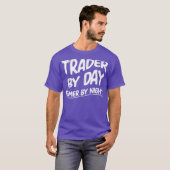Funny Trader-by-Day Gamer, nachtvideogame T-shirt (Voorkant volledig)