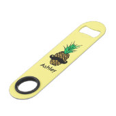 Funny Tropical Pineappel met Mustache Monogram Speed Flessenopener (Achterkant Gekanteld)