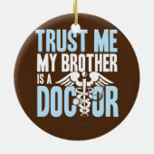 Funny Trust Me Brother is een dokter Keramisch Ornament (Achterkant)