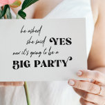 Funny typografie grote casual bruiloft kaart<br><div class="desc">Eenvoudig 'zwarte en witte trendy' gedurfde typografie bruiloft uitnodiging met een grappige 'hij vroeg of ze 'ja' zei - daar gaat het om een 'grote partij' modern citaatscript.</div>