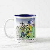Funny UK Traffic Police Cartoon Tweekleurige Koffiemok (Links)