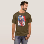 Funny Uncle Sam Playing Ice Hockey American Flag T-shirt (Voorkant volledig)