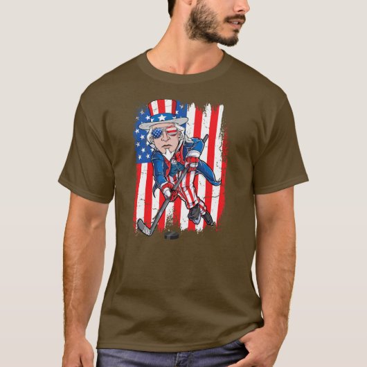 Funny Uncle Sam Playing Ice Hockey American Flag T-shirt (Voorkant)