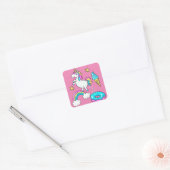 Funny unicorn pooping rainbow sproinkles op donut vierkante sticker (Envelop)