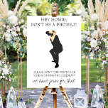 Funny Unplugged Ceremony Wedding Sign Poster<br><div class="desc">Als je een niet-aangesloten ceremonie hebt, maar niet zeker weet hoe je trouwgasten moet vertellen om hun telefoons weg te stoppen, zal dit grappige poster het voor je regelen. Het eenvoudige, neutrale ontwerp kenmerkt zwarte, kalligrafische manuscript en bloklettertypografie met de woorden "Hey homie, ben geen telefoon-y. Neem geen foto's of...</div>