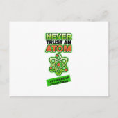 Funny Vertrouw nooit op een Atom Briefkaart (Voorkant)