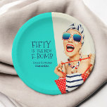 Funny Vijftigs is de New F-Bomb Birthday Party Papieren Bordje<br><div class="desc">Ontvang een enorm grappig en uniek verjaardagsfeest voor een verdienstelijke vrouw die haar 50ste verjaardag viert met deze retro glam 50th Birthday Party paper bord design. Het ontwerp bevat een kitschy, stijlvolle vrouw in gestripte zonnebrillen en haarturban met een polka dot bag en gestripte handdoek, die haar houding trotseert. De...</div>