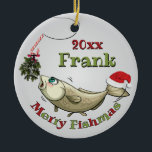 Funny Vist Kerstmis - Merry Fishmas Mistletoe Keramisch Ornament<br><div class="desc">Kerst ornament | Grappig Vist Kerstmis - Merry Fishmas Mistletoe - een schattige vis die de snoepriethaak wil pakken met mistletoe die er als aas aan hangt, en een kersthoed op zijn staart - te veel plezier voor de visser of visser in je leven. Voeg ook naam en datum toe...</div>