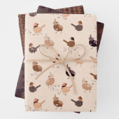 Funny-vogels met petten en kerstversieringen op inpakpapier vel (In situ)